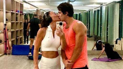 Sabrina Sato e Nicolas Prattes dão beijão durante treino na academia