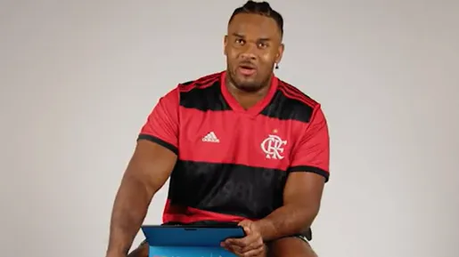 Jogador da NFL veste camisa do Flamengo em vídeo; assista