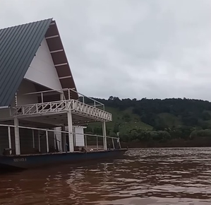 Vídeo: restaurante flutuante é achado a 30km da origem
