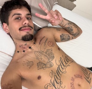 Zé Felipe faz novas tatuagens e homenageia o filho que ainda vai nascer em uma delas; veja