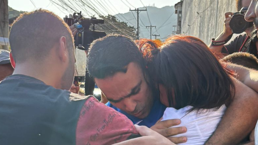 Mulher que levou tio morto a banco deixa prisão no Rio
