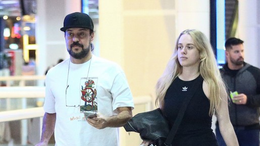 Gabriel O Pensador e a namorada fazem aparição rara em aeroporto no Rio