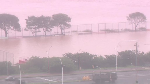 Cheia do rio Guaíba alaga CTs de Grêmio e Internacional