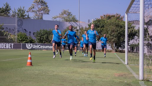 Grêmio retoma treinos após 15 dias no CT do Corinthians e ainda espera seis jogadores 