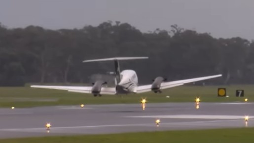 Avião faz pouso de emergência na Austrália após circular por horas; vídeo