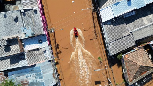 Guaíba baixa 15 cm em 24h, mas água segue avançando por ruas de Porto Alegre