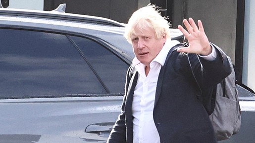 Boris Johnson esquece documento e é barrado por desobedecer lei criada por ele mesmo