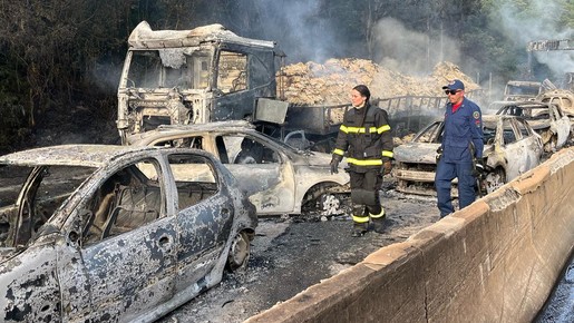 Caminhão explode, e incêndio destrói 27 veículos na BR-101
